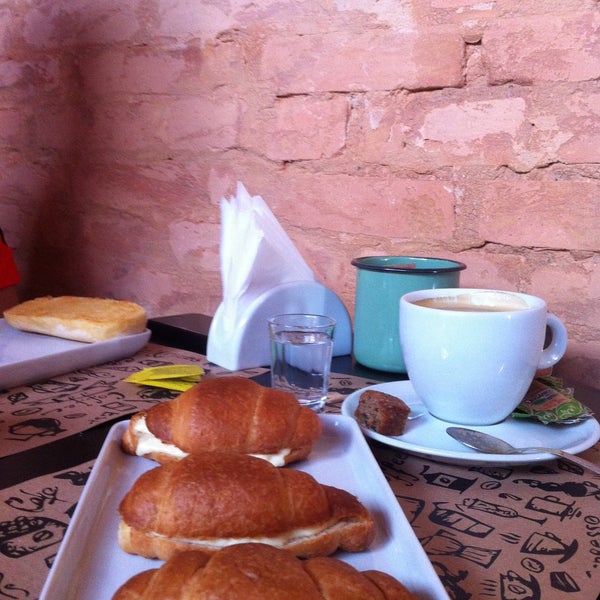 รูปภาพถ่ายที่ Sr. Café โดย Nicéas T. เมื่อ 4/11/2013