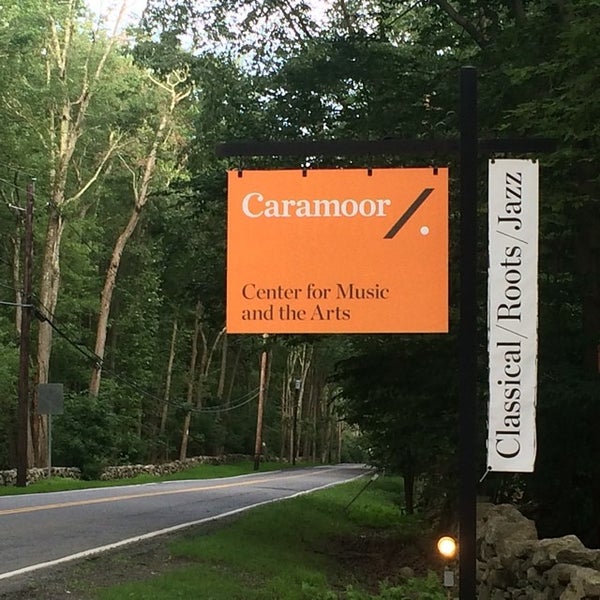 รูปภาพถ่ายที่ Caramoor Center for Music and the Arts โดย Jennifer S. เมื่อ 7/18/2014