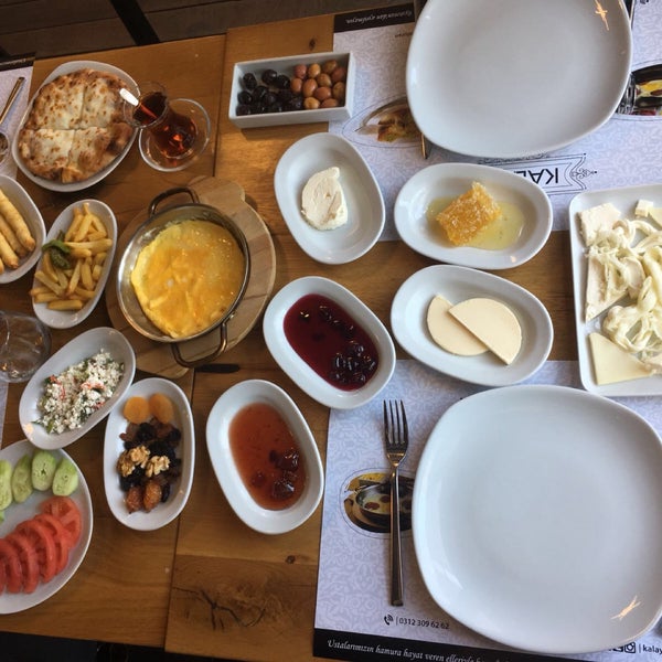 รูปภาพถ่ายที่ Kalaylı Restoran โดย Mehmet Ç. เมื่อ 7/15/2018