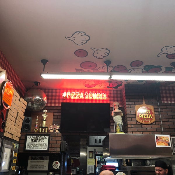 Foto tirada no(a) Pizza School NYC por Jonathan F. em 2/9/2019