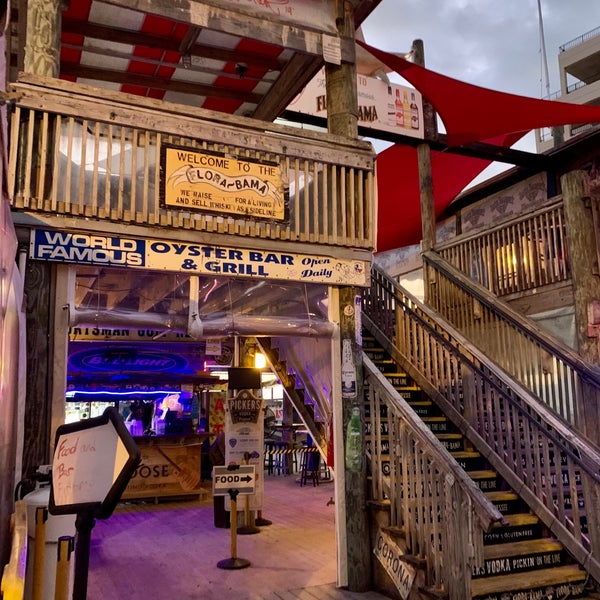 รูปภาพถ่ายที่ Flora-Bama Lounge, Package, and Oyster Bar โดย Samantha N. เมื่อ 12/6/2019