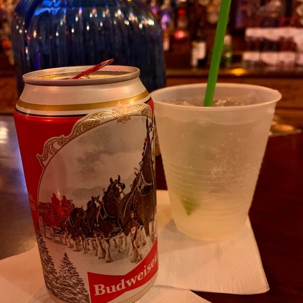 Foto diambil di Flora-Bama Lounge, Package, and Oyster Bar oleh Samantha N. pada 12/6/2019