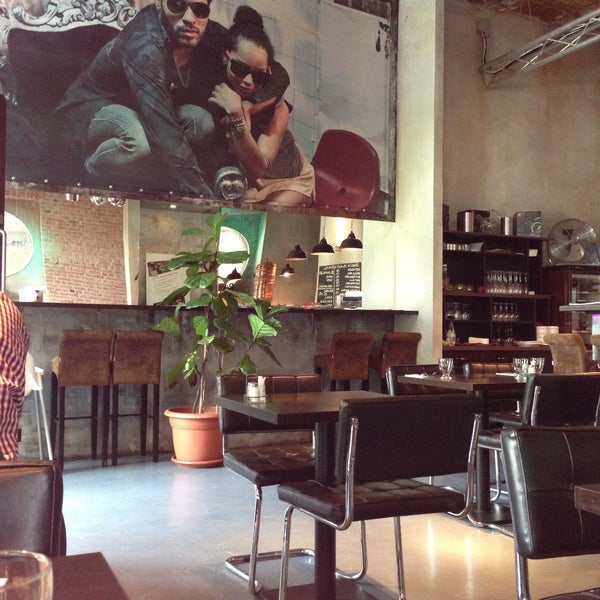 Foto diambil di Code7 Restaurant &amp; Cafe oleh Bojana J. pada 5/15/2013