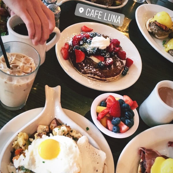 3/10/2019 tarihinde Molly S.ziyaretçi tarafından Cafe Luna'de çekilen fotoğraf