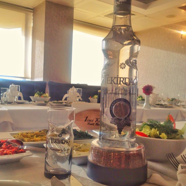 Снимок сделан в Birinci Kordon Balık Restaurant пользователем Yasemin C. 5/13/2016