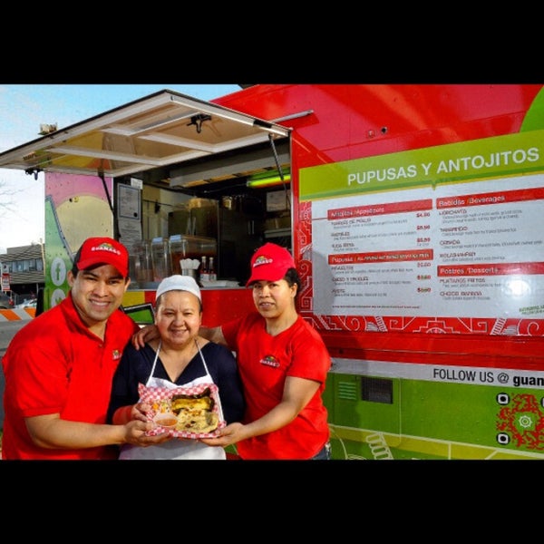 4/26/2013 tarihinde Guanaco food truckziyaretçi tarafından Guanaco Salvadoran Cuisine food truck'de çekilen fotoğraf