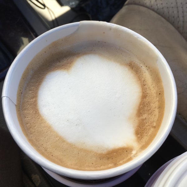 รูปภาพถ่ายที่ Peet&#39;s Coffee &amp; Tea โดย Laura Z. เมื่อ 11/9/2015