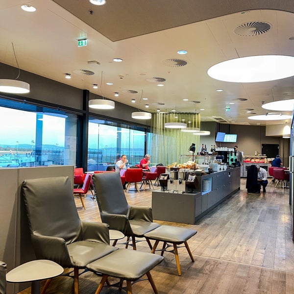 Photo taken at Austrian Airlines Business Lounge | Non-Schengen Area by BD on 7/19/2022