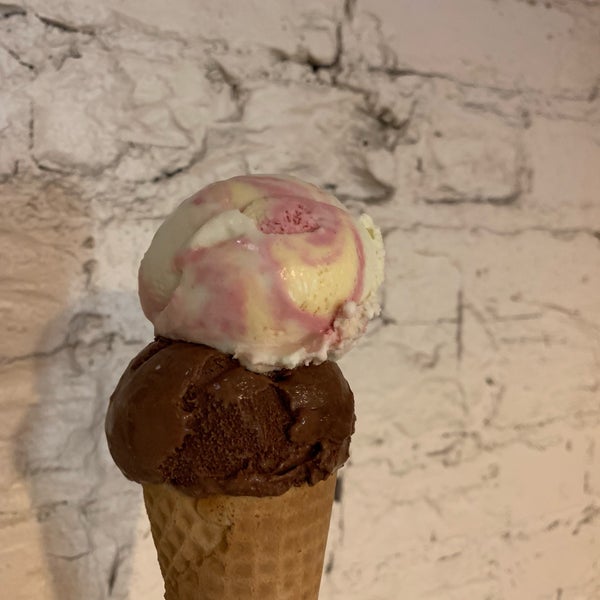 9/27/2018 tarihinde BDziyaretçi tarafından Jeni&#39;s Splendid Ice Creams'de çekilen fotoğraf