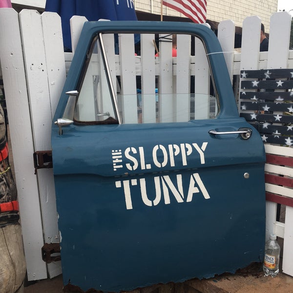 รูปภาพถ่ายที่ Sloppy Tuna โดย BD เมื่อ 6/22/2018