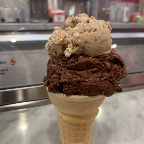 Foto diambil di Sloan&#39;s Ice Cream - Delray oleh BD pada 1/27/2019