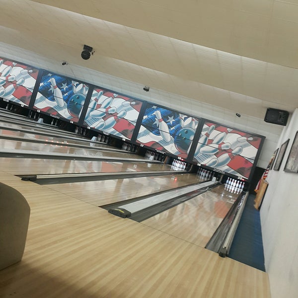 Foto scattata a Forest View Lanes (Bowling) - Recreation Bar and Grill da Steve V. il 9/4/2016