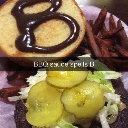 Foto tirada no(a) Beth&#39;s Burger Bar por Danielle em 4/17/2014