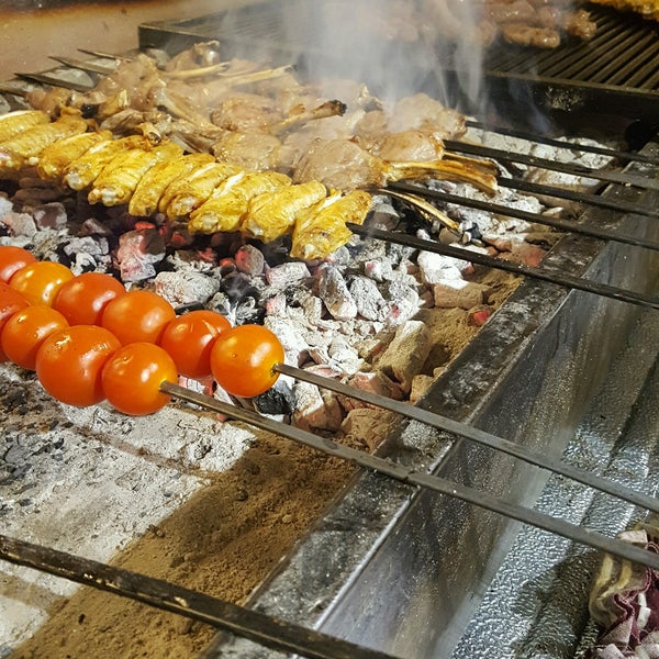 Das Foto wurde bei Dombili Köfte Yemek Kebab von UğuR G. am 1/13/2017 aufgenommen