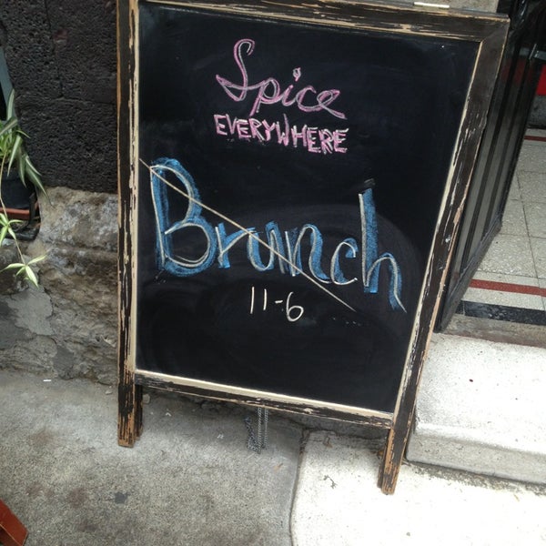 Foto tirada no(a) Spice Everywhere Brunch Restaurant por Linda L. em 6/23/2013