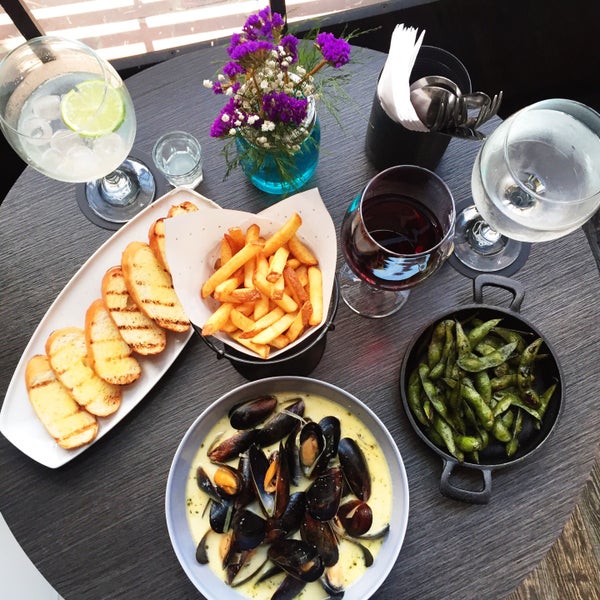 Moules marinieres y grilled edamame