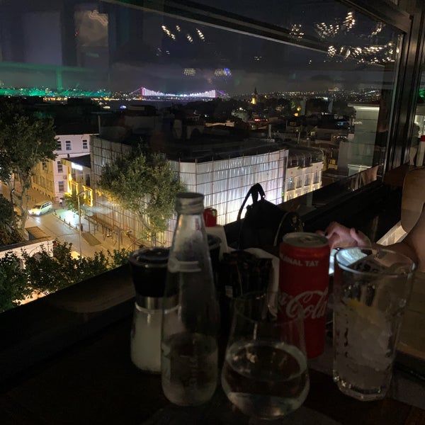 7/16/2021 tarihinde Günay T.ziyaretçi tarafından Loti Cafe &amp; Roof Lounge'de çekilen fotoğraf