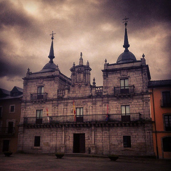 Das Foto wurde bei Ayuntamiento de Ponferrada von Toni B. am 5/18/2013 aufgenommen