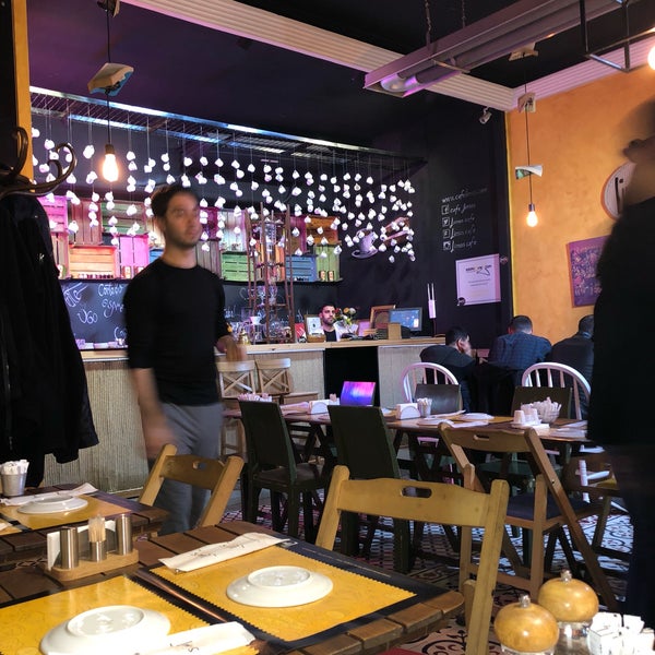 Foto tirada no(a) Limos Cafe por Hakan A. em 4/15/2018