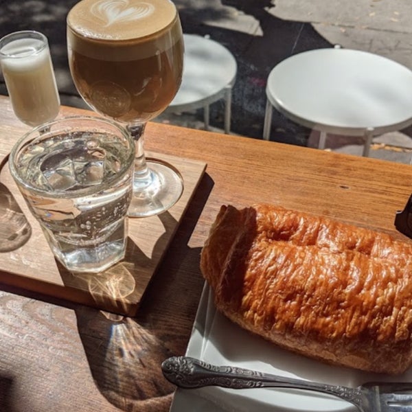 Trendy little cafe, full with sunlight and everyone’s extremely friendly! The deconstructed lattes are fun, you get yours perfectly the way you want it. S’mores latte is amazing! Pain au chocolat✨