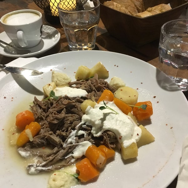 รูปภาพถ่ายที่ Bistro Grad | Hometown Food โดย Liliia S. เมื่อ 9/9/2017