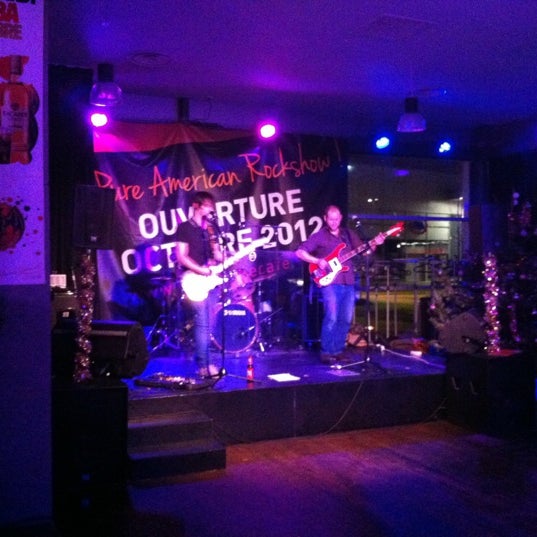 Foto tirada no(a) Rockside Café por Mickey J. em 12/22/2012