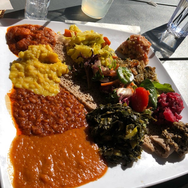 Das Foto wurde bei Desta Ethiopian Kitchen von Liccy am 3/4/2018 aufgenommen
