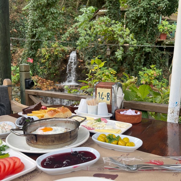 Das Foto wurde bei Dobruca Kaya Restaurant von Mishal A. am 11/17/2022 aufgenommen