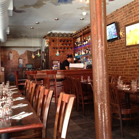 Foto scattata a Mancora Peruvian Restaurant &amp; Bar da Court P. il 10/14/2012