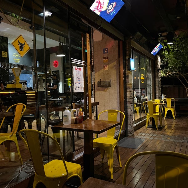 Das Foto wurde bei Ottobros Burger &amp; Cafe von Dilara Ö. am 6/2/2021 aufgenommen