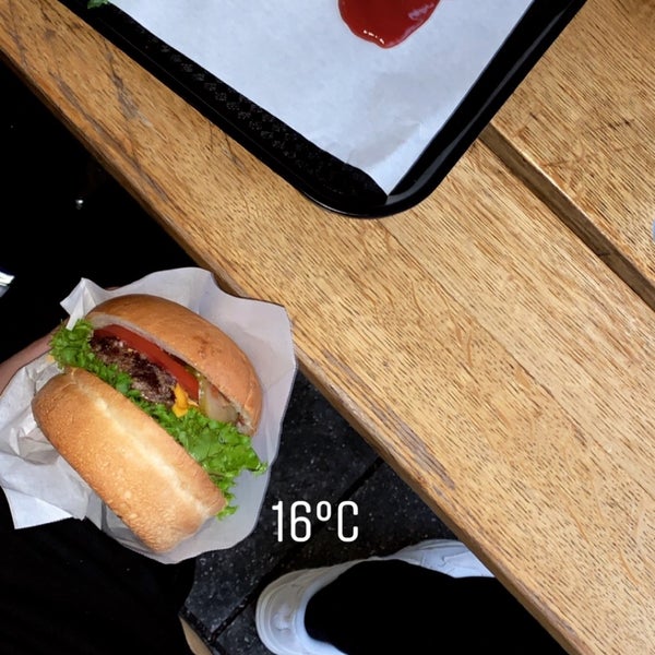 Foto diambil di Ruff&#39;s Burger Marienplatz oleh Omar pada 8/13/2019