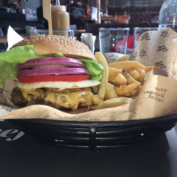 Снимок сделан в The Burger Joint пользователем Nora K. 4/10/2018