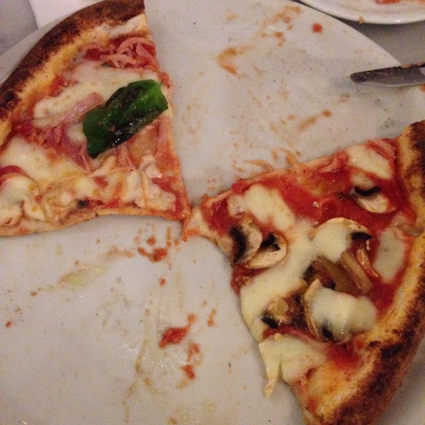 รูปภาพถ่ายที่ &quot;Pizza Please&quot; โดย Angelina X. เมื่อ 3/11/2016