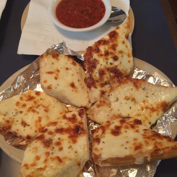 garlic bread with chees and marinara dip. yummy👍🏻