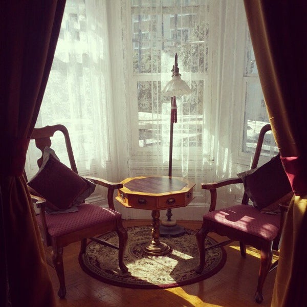 รูปภาพถ่ายที่ Queen Anne Hotel โดย katherine k. r. เมื่อ 2/9/2013