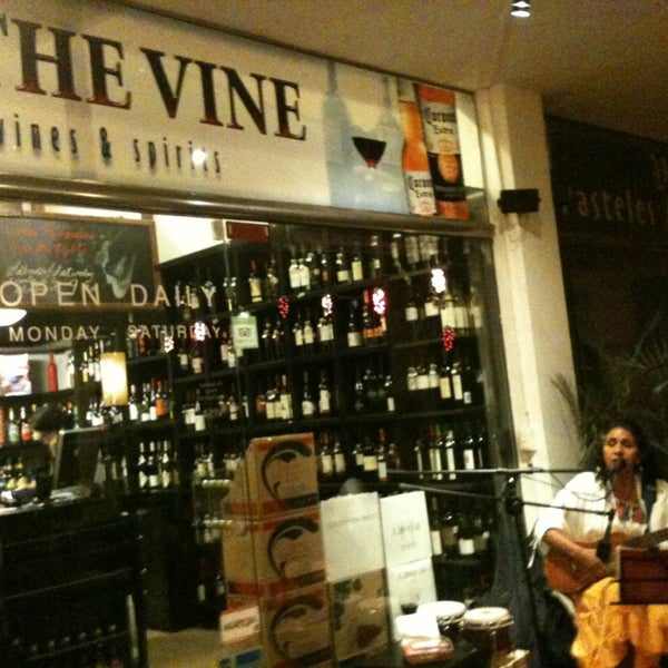 2/3/2013にSylvia G.がOff The Vine Playa Wine &amp; Deli Barで撮った写真