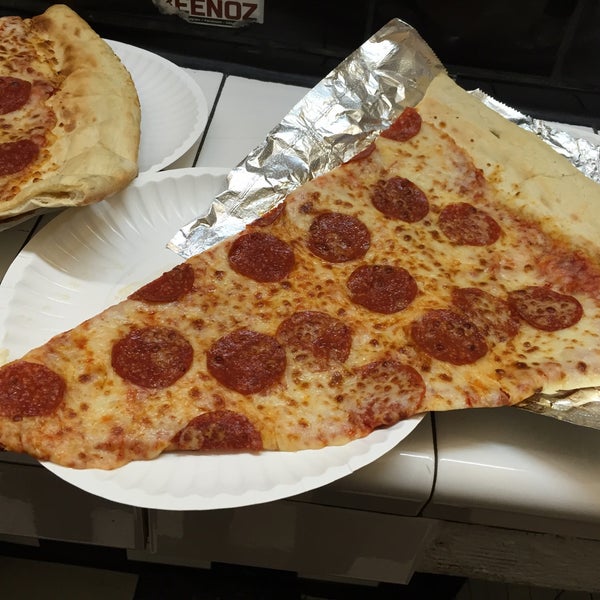11/21/2015 tarihinde Annie N.ziyaretçi tarafından Jumbo Slice Pizza'de çekilen fotoğraf