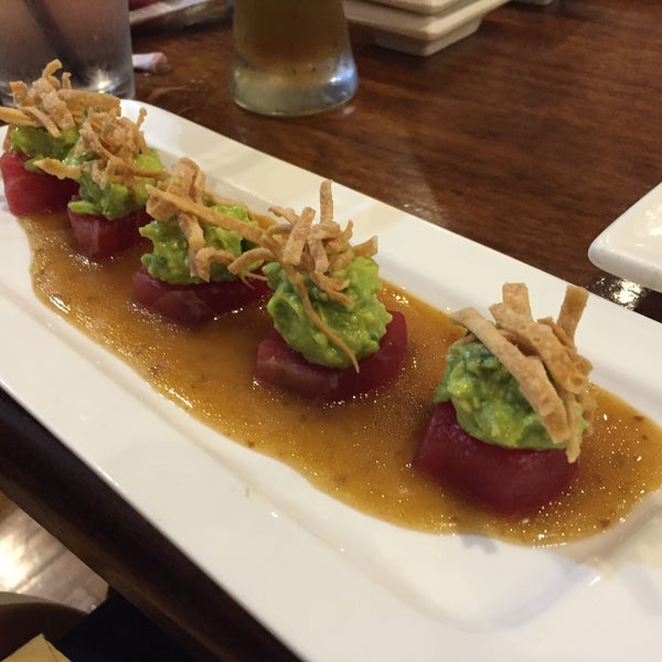 Photo prise au Sakura Japanese Steak, Seafood House &amp; Sushi Bar par Annie N. le11/27/2015