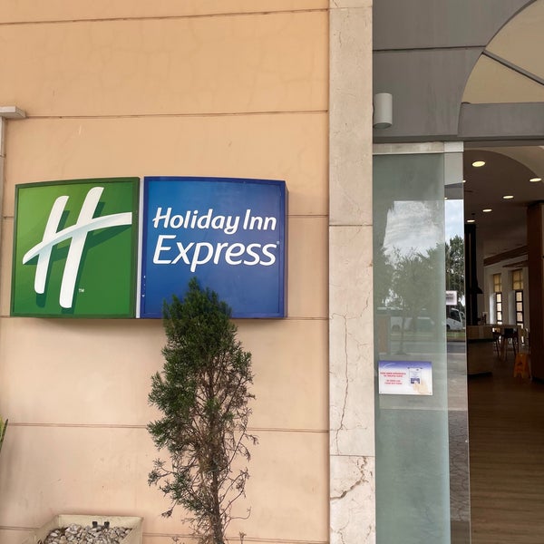 Photo taken at Holiday Inn Express by Kerem E. on 5/2/2022