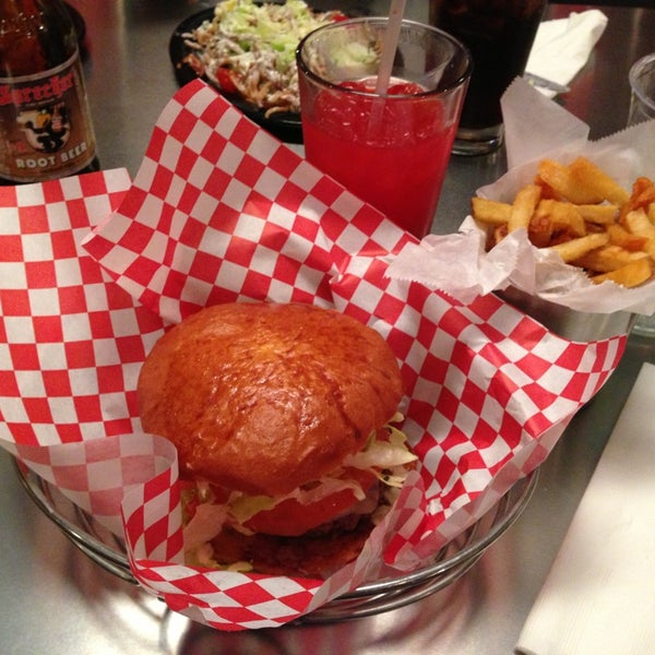 Foto diambil di 400° Gourmet Burgers &amp; Fries oleh Macy F. pada 1/3/2013