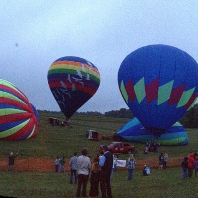 Bring your chairs and enjoy the hot air balloons show, at the beginning of the summer. Wine is exquisite, band playing.