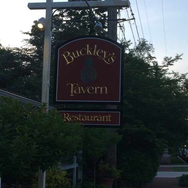 รูปภาพถ่ายที่ Buckley&#39;s Tavern โดย InBae L. เมื่อ 6/19/2014