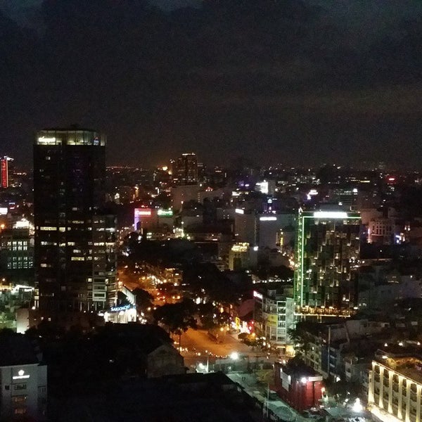 11/13/2014 tarihinde Andréziyaretçi tarafından Level23 Sheraton Saigon - Nightspot &amp; Wine Bar'de çekilen fotoğraf