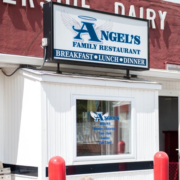 6/27/2017 tarihinde Angel&#39;s Restaurantziyaretçi tarafından Angel&#39;s Restaurant'de çekilen fotoğraf