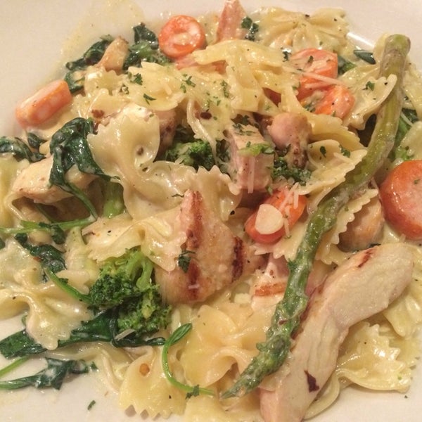 Foto diambil di Antonio’s Italian Grill &amp; Seafood oleh Candy R. pada 11/17/2014