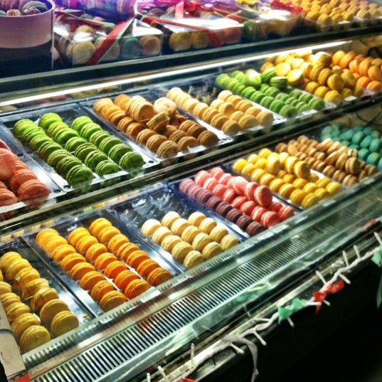 รูปภาพถ่ายที่ Macaron Café โดย Candy R. เมื่อ 12/22/2012