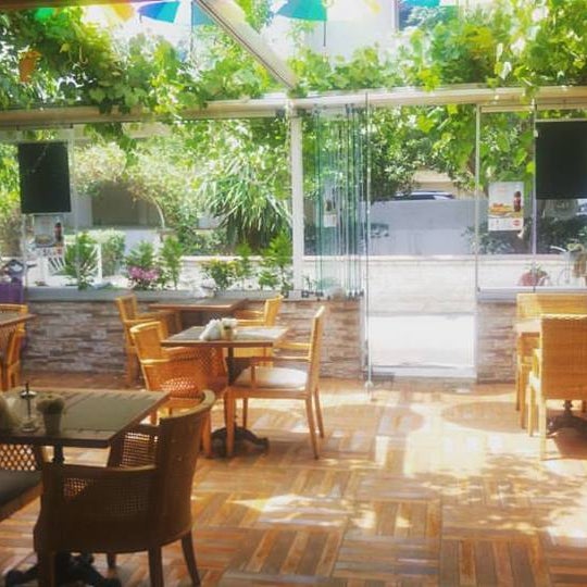 6/10/2017 tarihinde Elis Cafe &amp; Restaurantziyaretçi tarafından Elis Cafe &amp; Restaurant'de çekilen fotoğraf