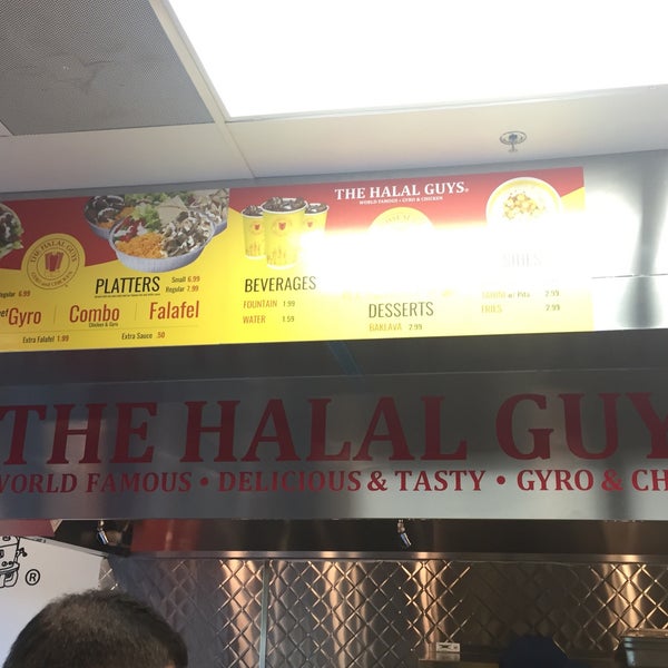 Foto diambil di The Halal Guys oleh Veena S. pada 10/4/2016