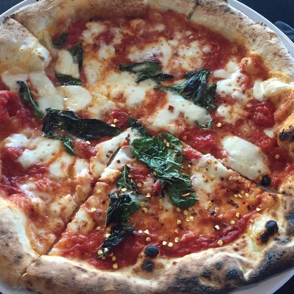 Photo prise au Crust Pizzeria Napoletana par Veena S. le8/30/2016