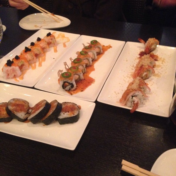 2/7/2014 tarihinde Nicole J.ziyaretçi tarafından Cafe Icon-Sushi &amp; Grill'de çekilen fotoğraf